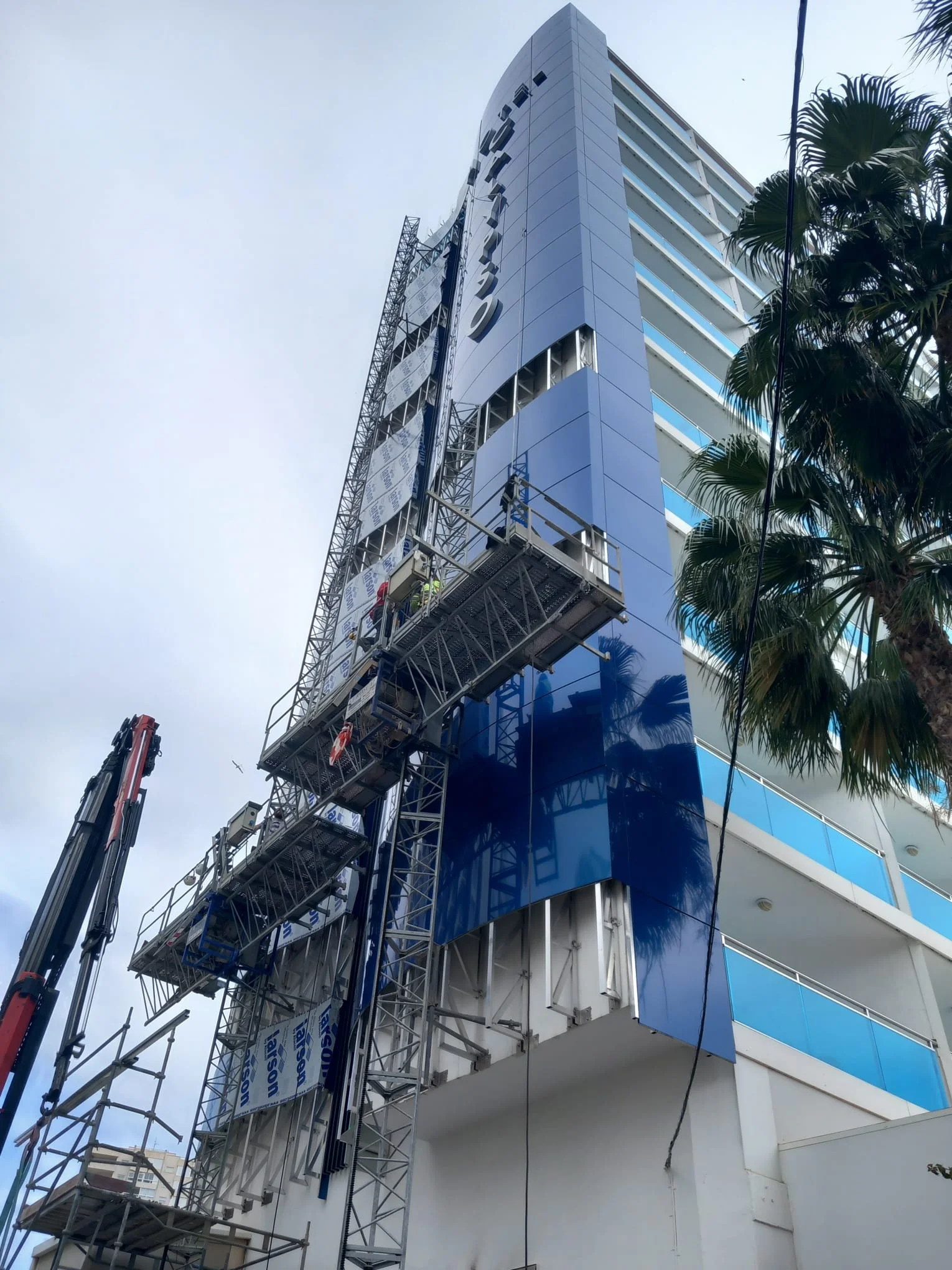Montaje de andamio eléctrico para trabajos en fachada de hotel en Benidorm, realizado por empresa asociada a ALEA