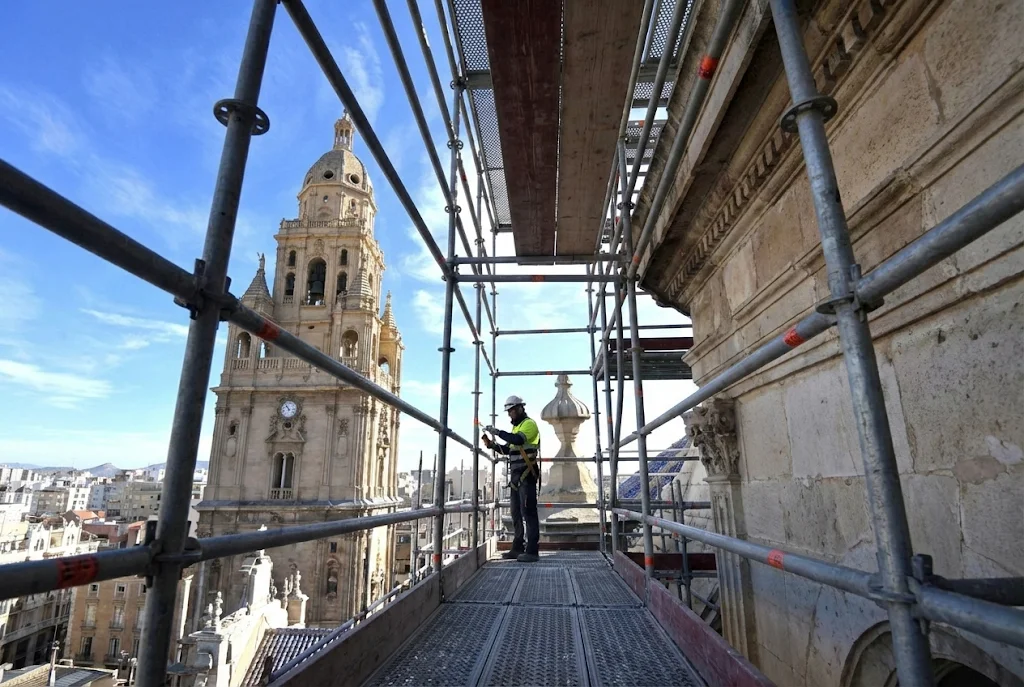 Vista de altura desde una estructura auxiliar, ejemplo de seguridad en andamios para patrimonio histórico e iglesias, con la Catedral de Murcia al fondo.
